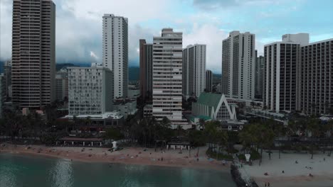 Aerial-drone-footage-of-Honolulu,-Hawaii