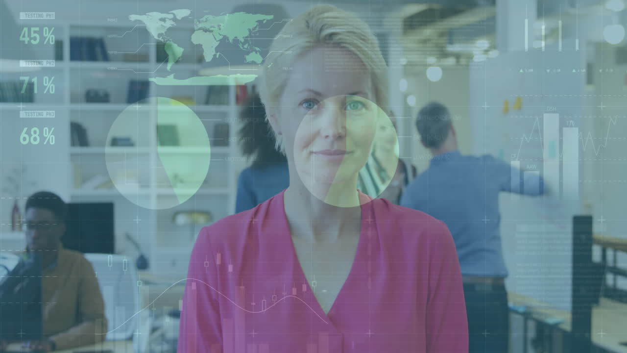 animación del procesamiento de datos sobre mujer de negocios caucásica en la oficina