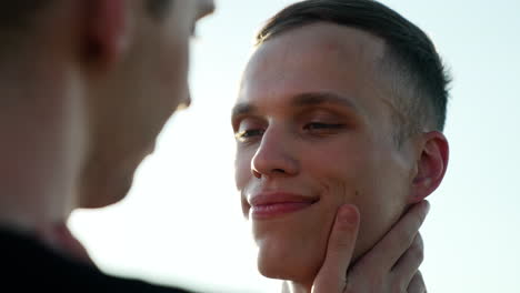 primer plano de un hombre feliz sonriendo