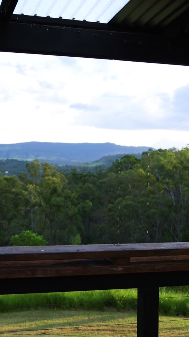 파빌리온에서 울창한 풍경의 전망