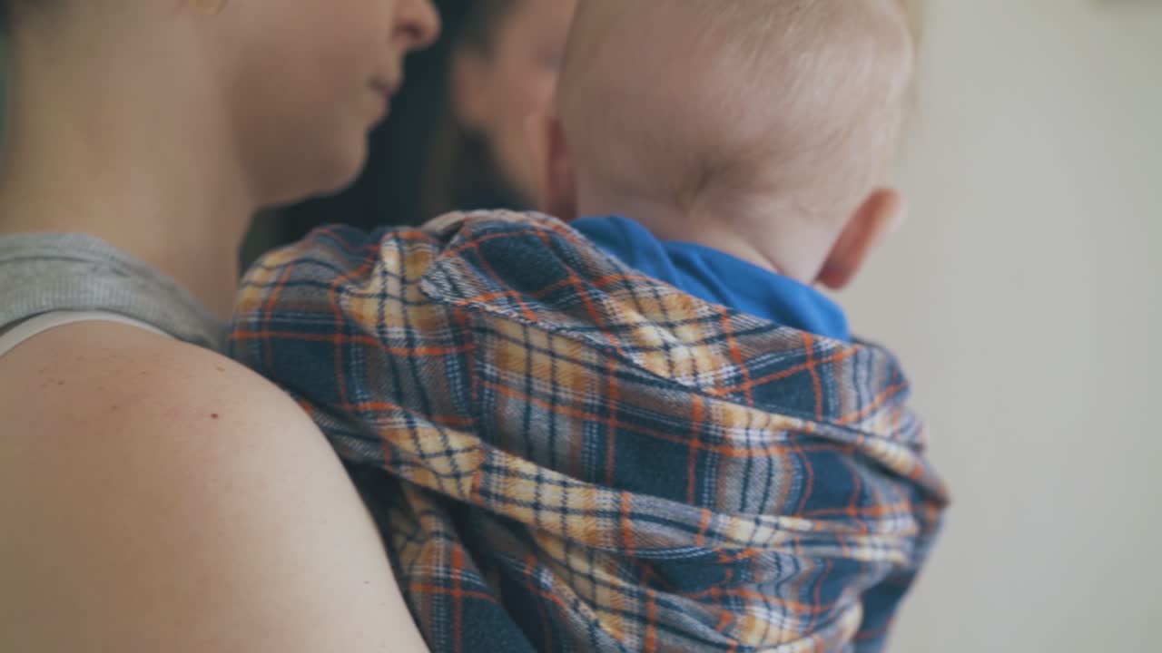 엄마는 사랑스러운 작은 아기와 방 클로즈업에서 여자를 들고 있습니다.