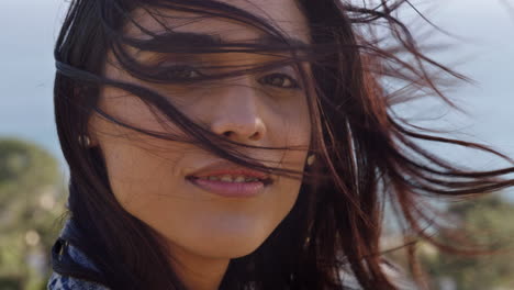 Primer-Plano-Retrato-De-Una-Hermosa-Mujer-India-Disfrutando-De-Un-Tranquilo-Día-Soleado-Relajándose-En-Las-Vacaciones-De-Verano-Con-El-Viento-Soplando-El-Pelo