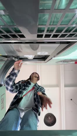 persona que carga ropa en una lavadora de autoservicio