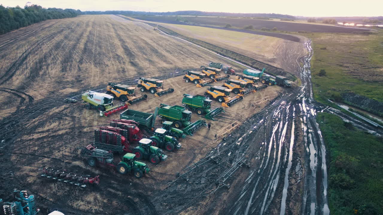 해가 지는 동안 에 있는 농업 기계