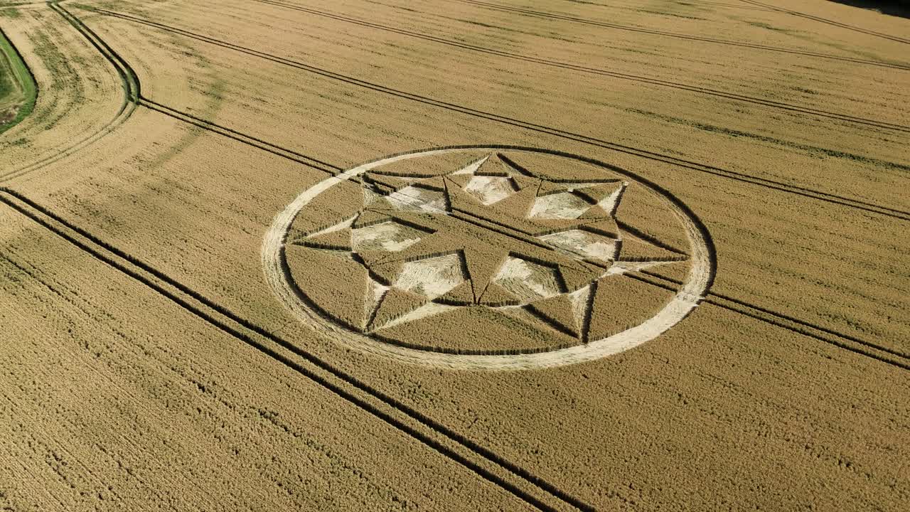 Vista aerea su un cerchio nel grano a Marten, Wiltshire, Regno Unito - Ripresa con drone