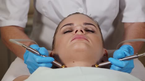 mujer que recibe tratamiento facial