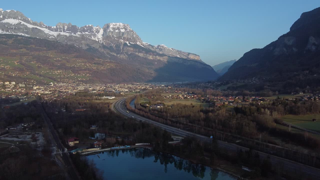 vista de pájaro del pueblo de passy en el valle francés del mont blanc con las montañas al fondo