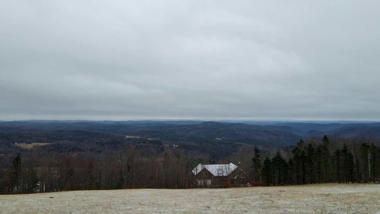 toma de drones de la nieve y las montañas y el paisaje en vermont, estados unidos conocido como el área de nueva inglaterra