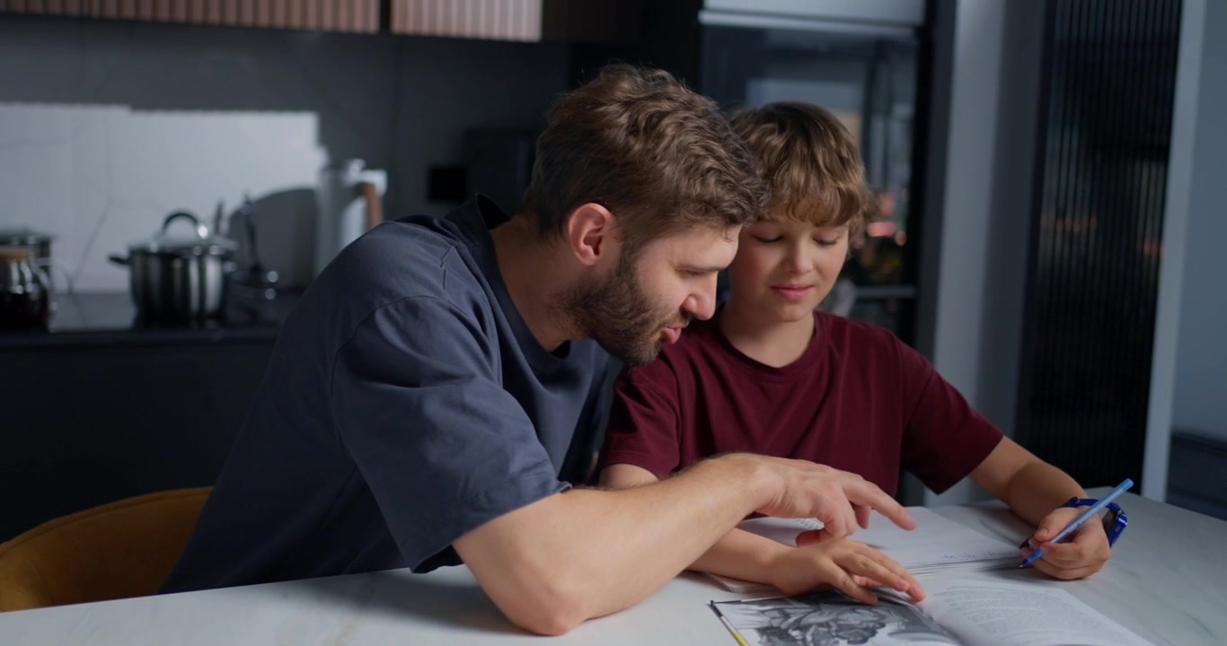 Pai e Filho Fazendo a Lição de Casa Juntos em Casa