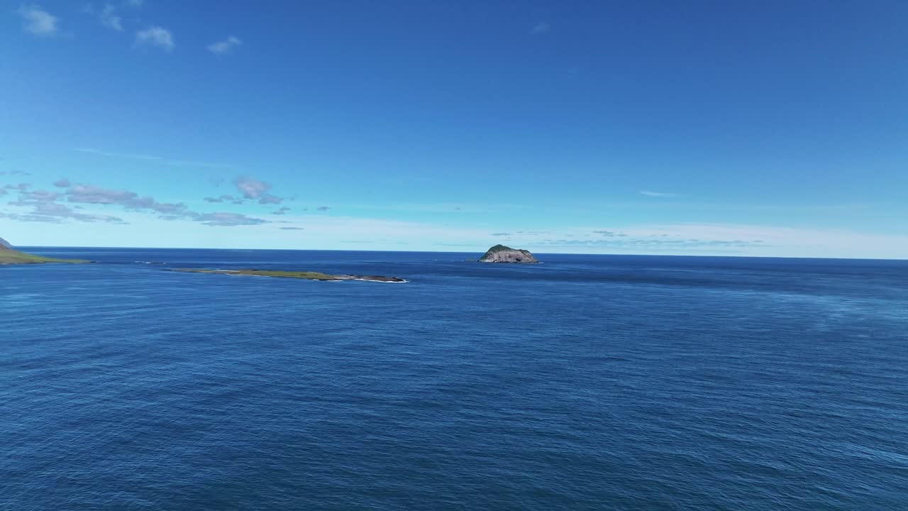 동쪽 아이슬란드의 faskrudsfjordur 바다 경치에 있는 skrudur 섬의 고립된 전망
