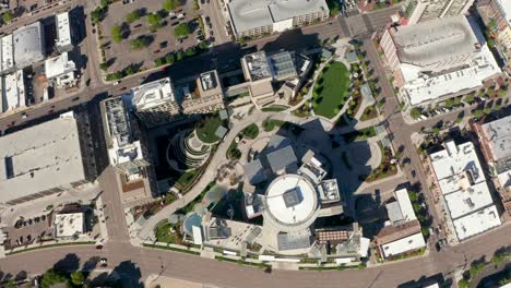 disparo de dron panorámico sobre el lugar de encuentro urbano de jack en boise, idaho