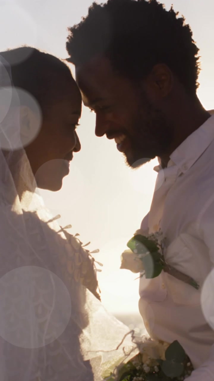 Animation de points sur un couple afro-américain de jeunes mariés heureux à la plage