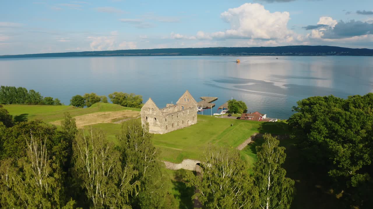 Vakker flyutsikt over Visingsborg slottsruiner.