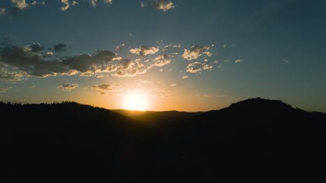 Luftschwenk-Nach-Links-Mit-Neigungsaufnahme-Eines-Sonnenuntergangs-In-Den-Schwarzen-Hügeln