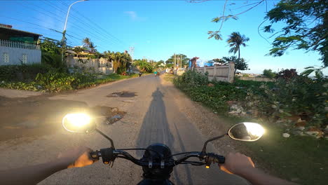 motociclista viajando por la carretera en mui ne, vietnam