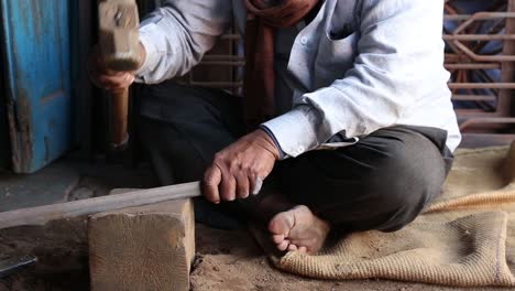 Soldador-Descalzo-Trabajando-Con-Martillo-Y-Barra-De-Hierro-En-La-Aldea-De-Sakhi-Saheli,-Rajasthan