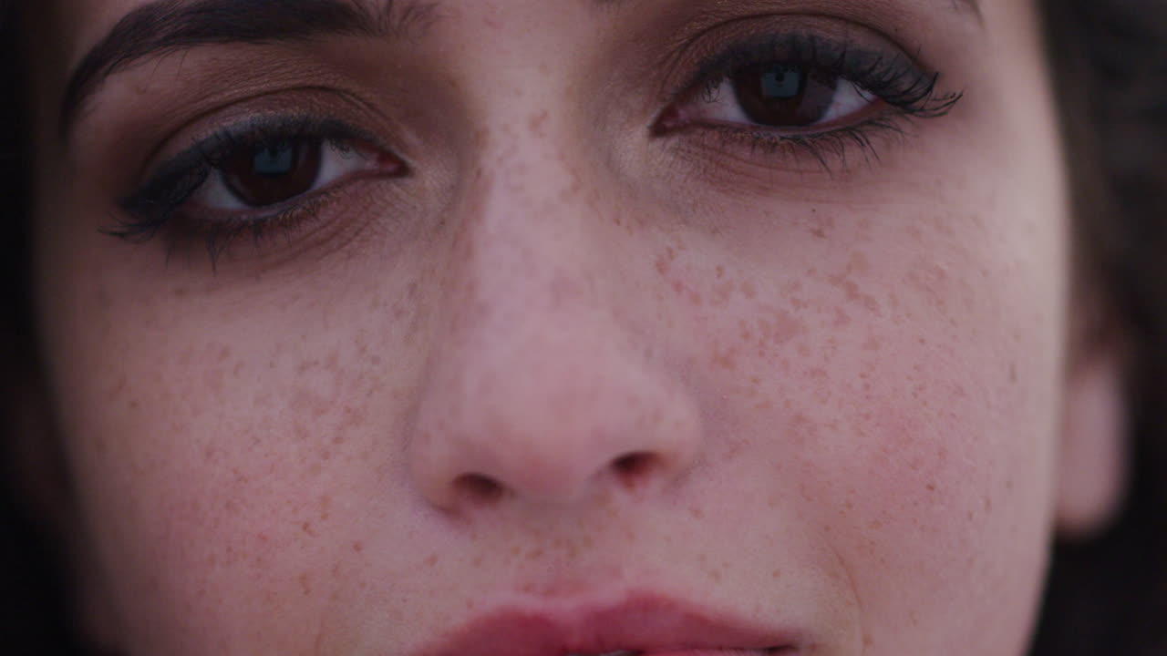 retrato de una joven triste mirando fijamente