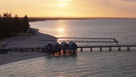 el muelle de busselton en el oeste de australia al atardecer
