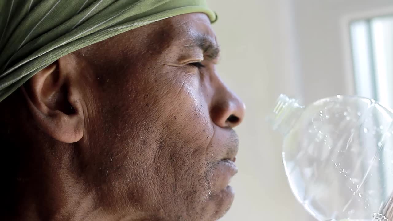 뜨거운 날에 사람들과 함께 플라스틱 병에서 물을 마시는  ⁇  배경 스 ⁇  영상