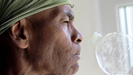 agua potable en un día caluroso de una botella de plástico con personas de fondo blanco imágenes de stock