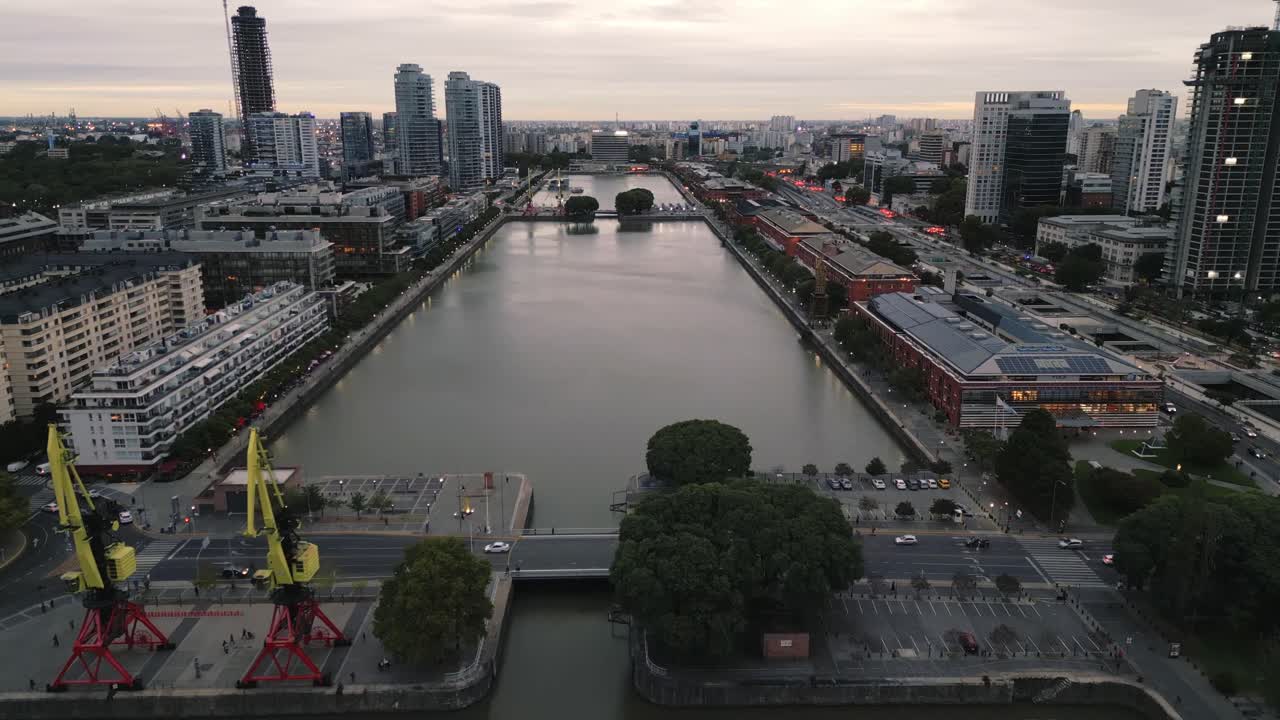 drone aéreo vuela sobre la zona comercial y almacenes de puerto madero, argentina famoso distrito de negocios en la ciudad de buenos aires al anochecer