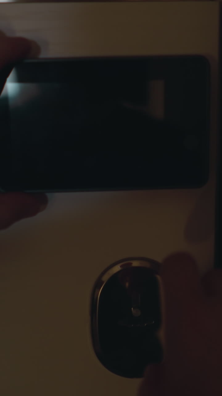 pov de una persona que usa un agujero digital para comprobar afuera antes de abrir la puerta principal, disparado de mano con poca luz