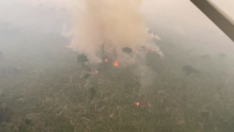 Mirando-Desde-Un-Helicóptero-El-Paisaje-En-Llamas-De-La-Selva-Amazónica