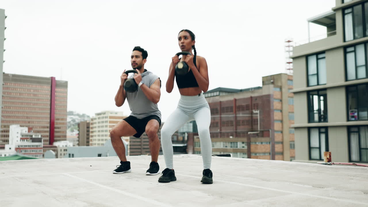 Persone, personal trainer e kettlebell sul tetto