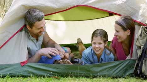 Familia-Divertida-En-Su-Tienda-De-Campaña-En-Un-Viaje-De-Campamento