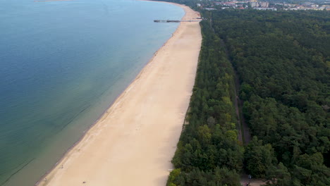 Luftaufnahme-Von-Oben-Nach-Unten-Eines-Großen-Sandstrandes,-Einer-Grünen-Insel-Und-Einer-Blauen-Ostsee-An-Einem-Sonnigen-Tag---Danzig,-Polen