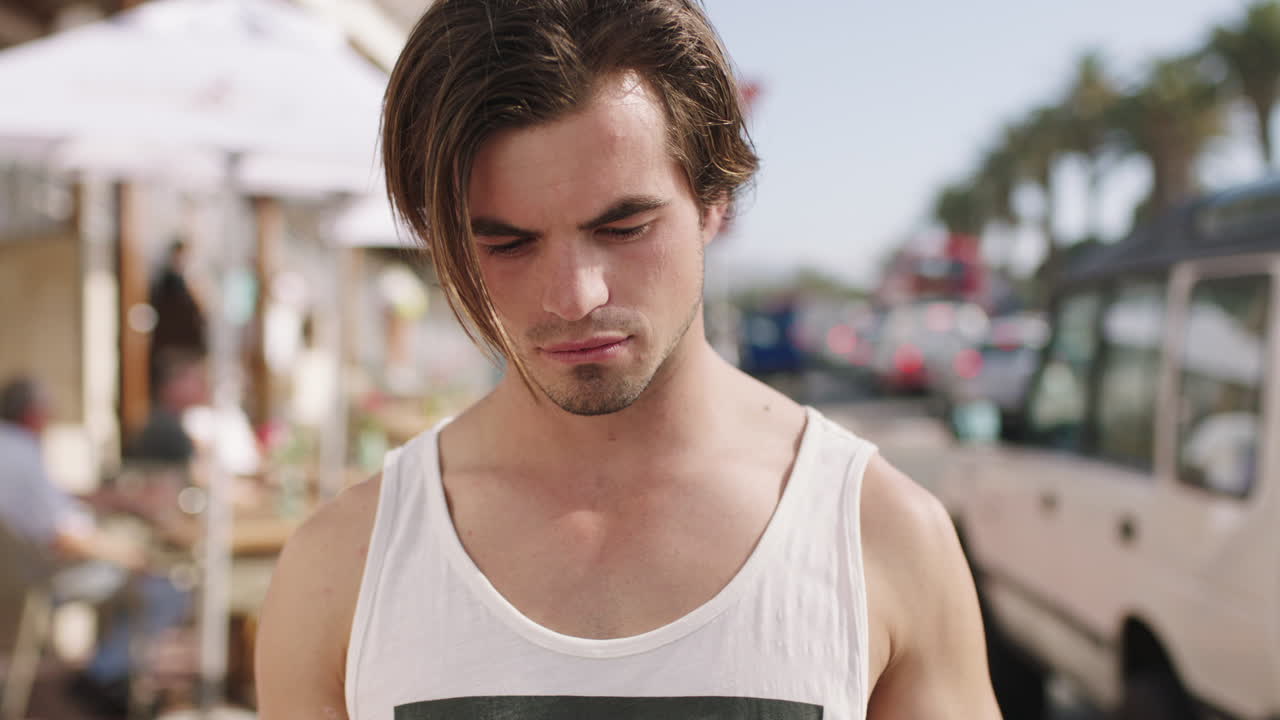 лицо, фронт и человек на улице на отдыхе наслаждаясь