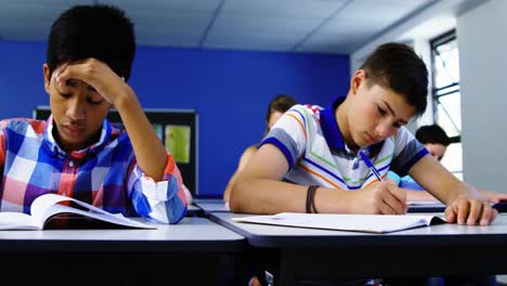 estudiante estudiando en el aula