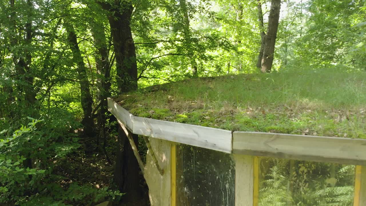 primer plano de una pequeña casa de arcilla con techo de pasto construido en el bosque, verano, bulgaria