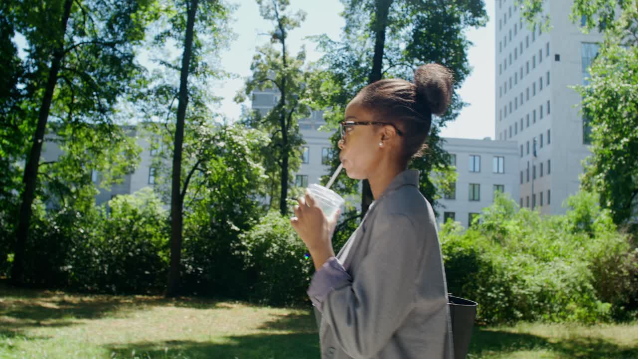 공원에서 전화를 사용하는 사업가