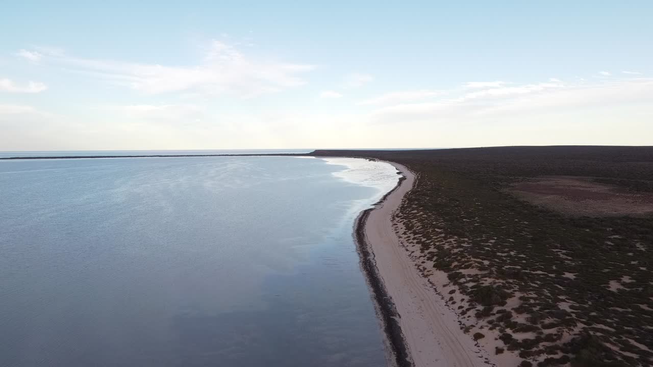Shark Bays farvande, øer og halvøer har en række enestående naturtræk, herunder et af verdens største havgræsbede