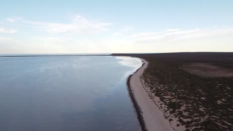 Die-Gewässer,-Inseln-Und-Halbinseln-Der-Shark-Bay-Weisen-Eine-Reihe-Außergewöhnlicher-Naturmerkmale-Auf,-Darunter-Eines-Der-Größten-Seegraswiesen-Der-Welt