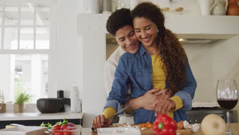 Video-Eines-Glücklichen-Gemischtrassigen-Paares,-Das-Gemeinsam-Eine-Mahlzeit-Zubereitet