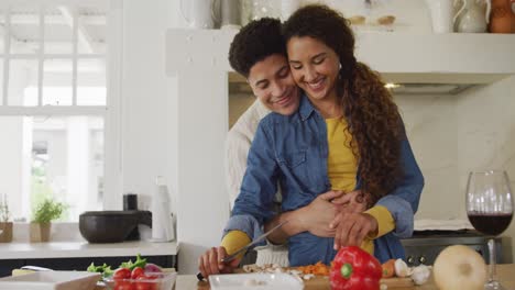 video de una feliz pareja biracial preparando una comida juntos