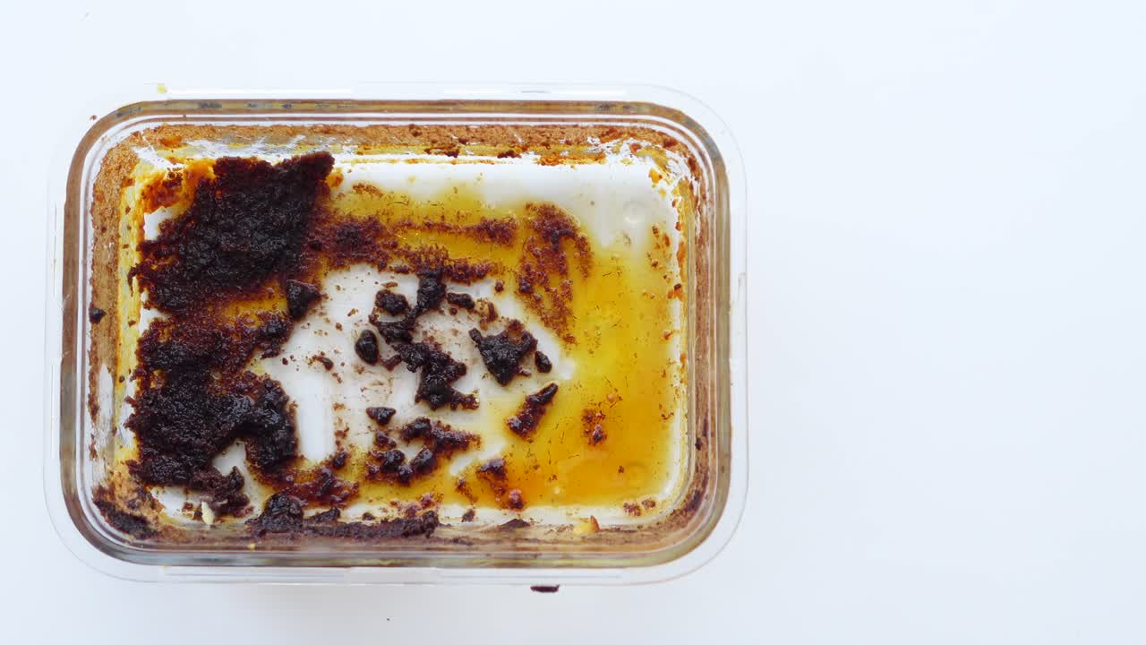 comida quemada en un plato de vidrio