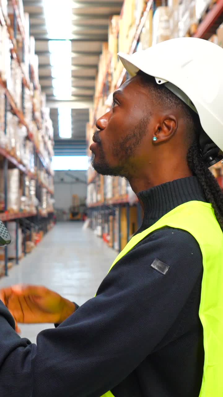 trabajador del almacén escaneando el inventario