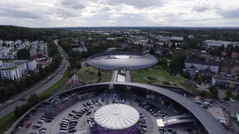 vista aérea de la ciudad comercial, baden-baden, destacando su vasto estacionamiento