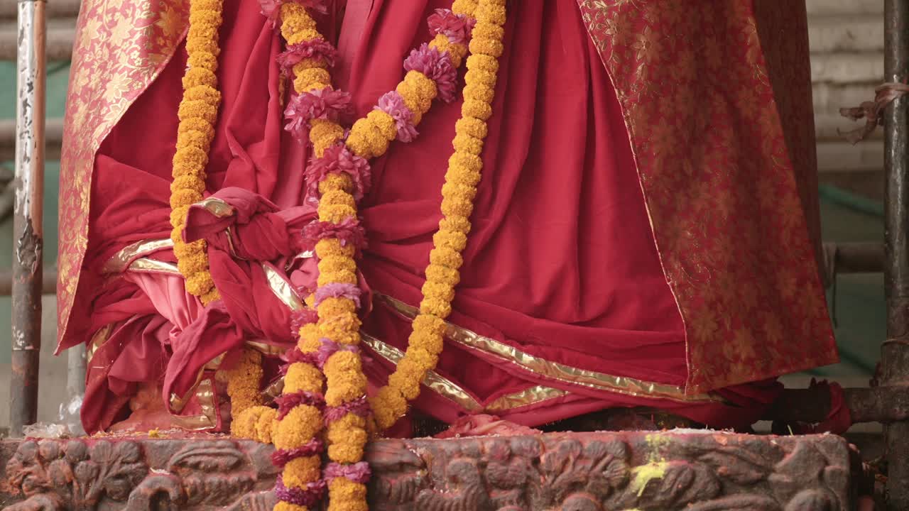 ofrendas de oración hindú de flores de naranja, flores amarillas cerradas como un símbolo de oración en una ceremonia religiosa para el hinduismo, religión hindú oración en un templo religioso hindú en katmandú en nepal