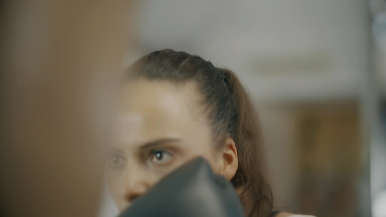 cu de señora golpeando un saco de boxeo