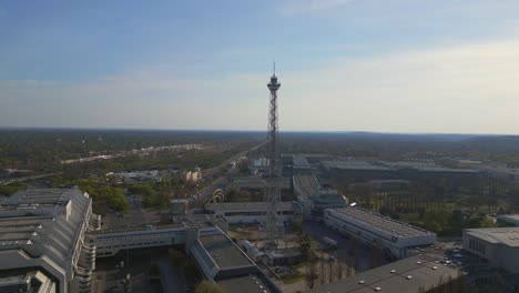 Hermosa-Vista-Aérea-De-Vuelo-Torre-De-Radio-De-La-Ciudad-De-Berlín-Y-Recinto-Ferial