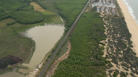 Sanftes-Zurückziehen-über-Die-Sanddünen-Des-Strandes-Von-Lang-Co-Und-Die-Küstenstraße-In-Vietnam,-60 fps