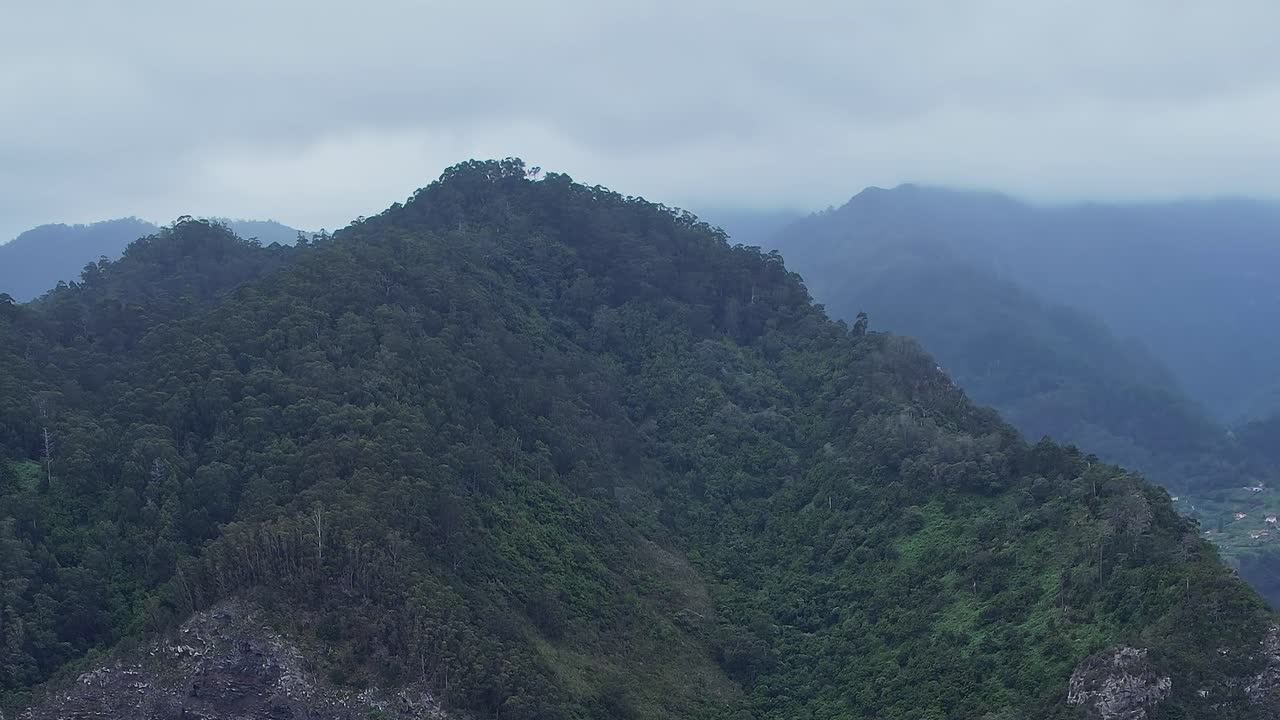 Gambar aerial ini menampilkan pegunungan hijau Madeira, Portugal