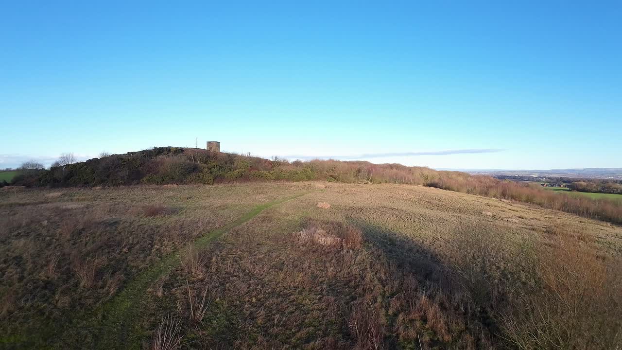 fpv drone volando a través de billinge hill beacon otoño lancashire campo de tierras de cultivo