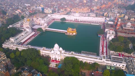 Der-Goldene-Tempel,-Auch-Bekannt-Als-Harimandir-Sahib,-Luftaufnahme-Von-DJI-Mini3Pro-Drone