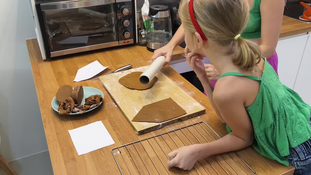 niños horneando galletas de pan de jengibre
