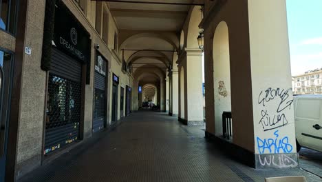 sala de compras desierta con tiendas cerradas en turín